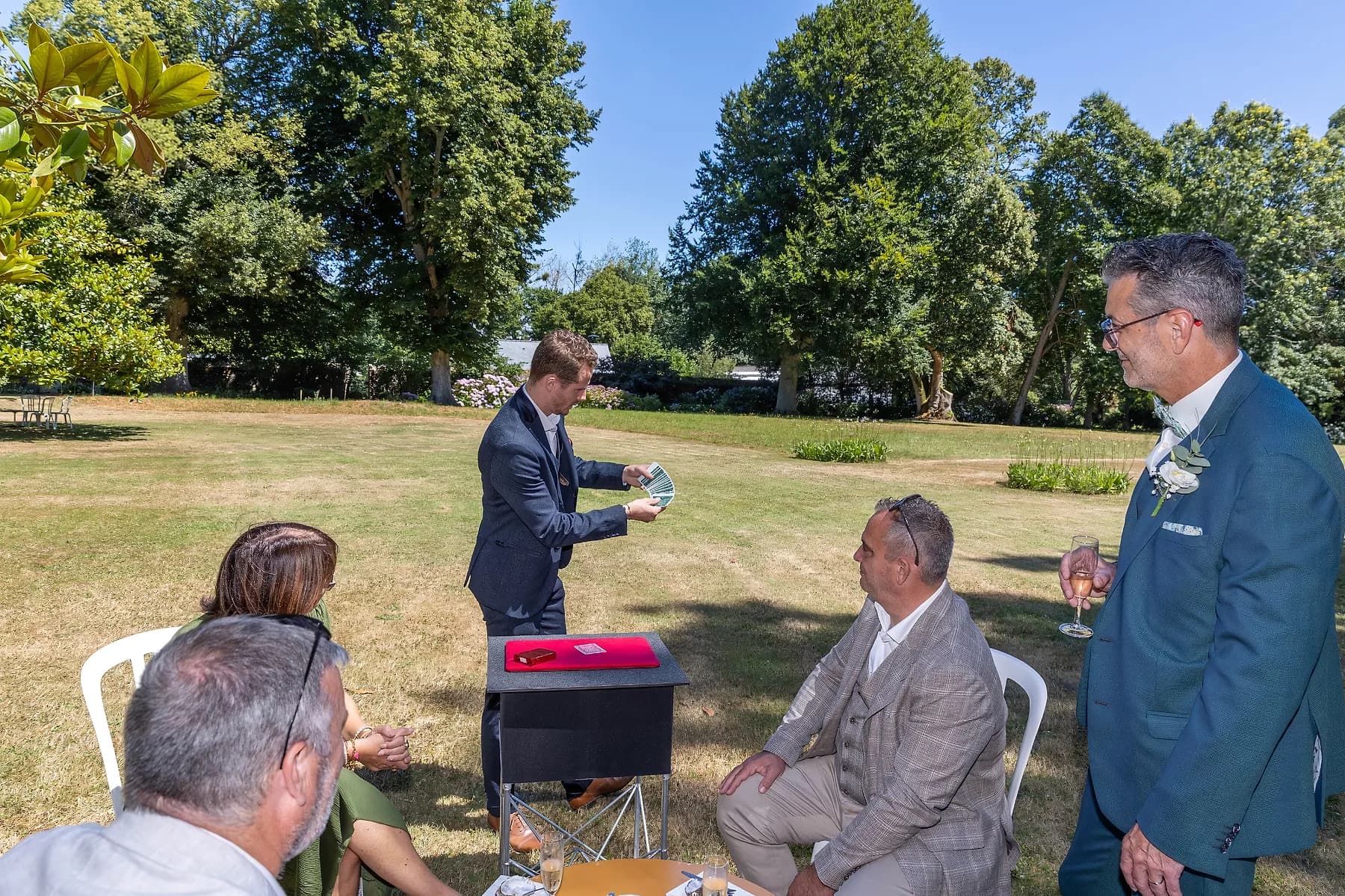 Prestation de close-up dans un parc, autour d'une table de magicien