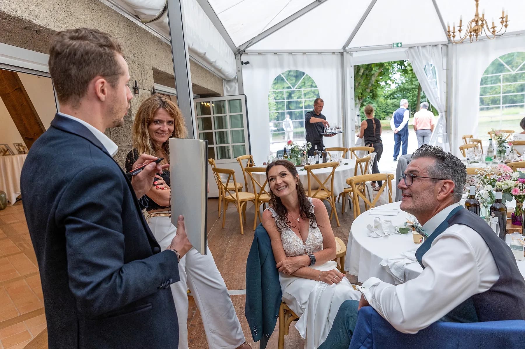 Magie rapprochée sous un chapiteau, pendant une réception de mariage