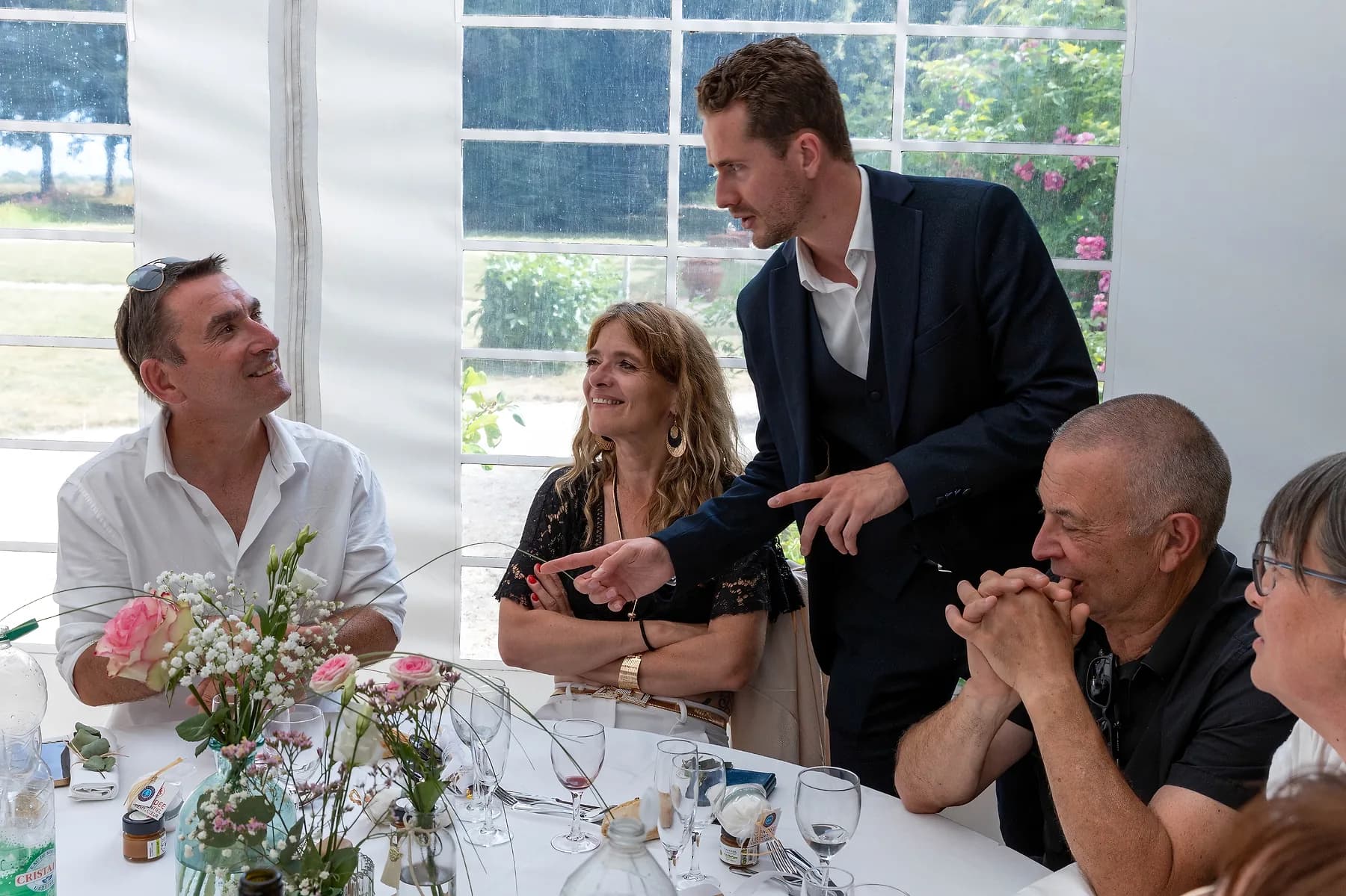Julien Lambert désigne une carte, les invités attablés le suivent du regard