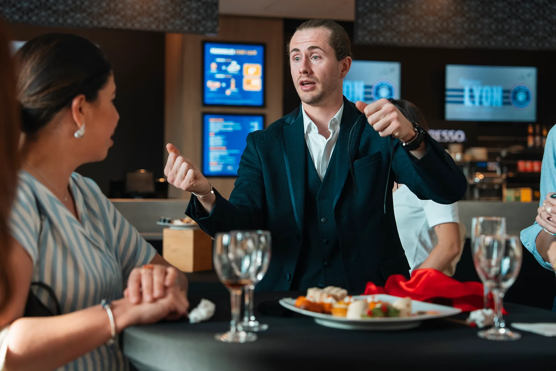 Julien Lambert présente un tour à des invités pendant un cocktail d'entreprise