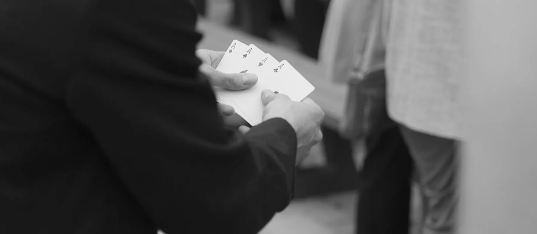 Un jeu de cartes en main, en noir et blanc