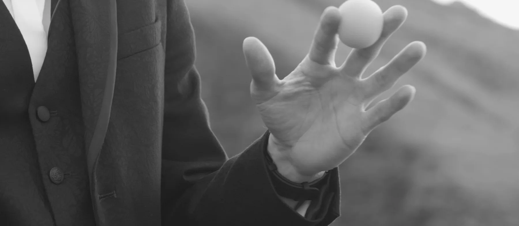 Une balle en mousse apparaît au creux de la main, en gros plan