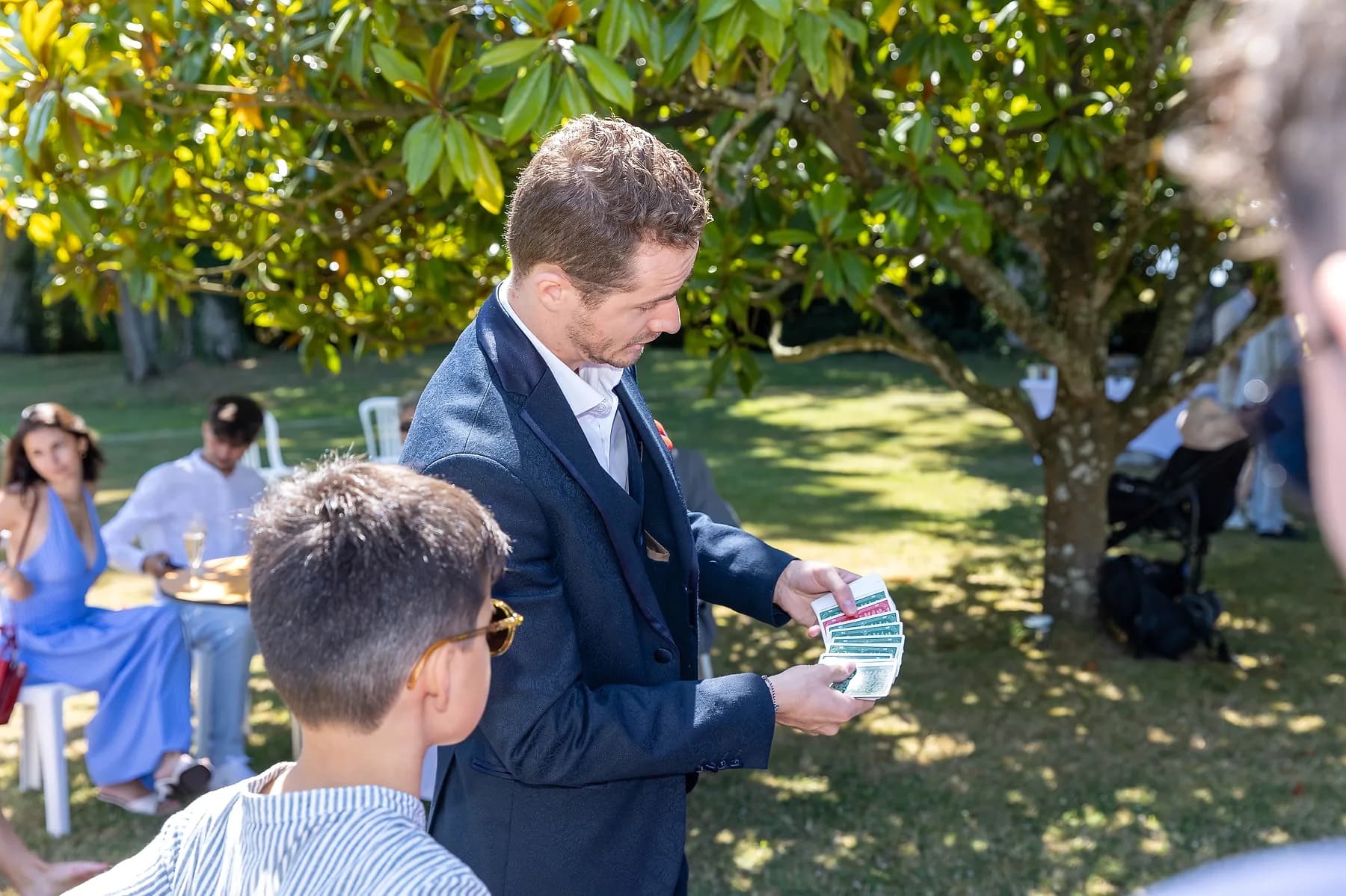 Julien Lambert présente un tour de cartes à un jeune invité