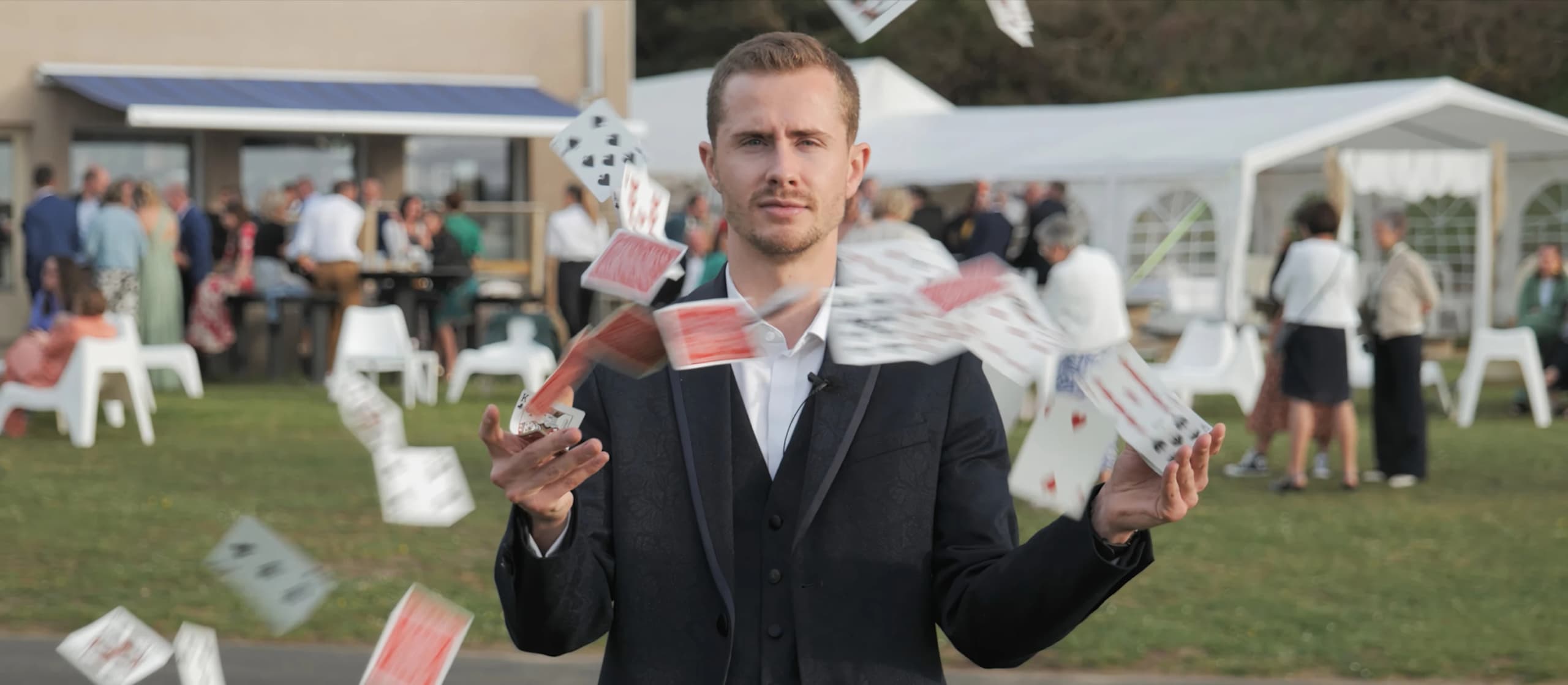 Julien Lambert au milieu d'une envolée de cartes, le regard fixe