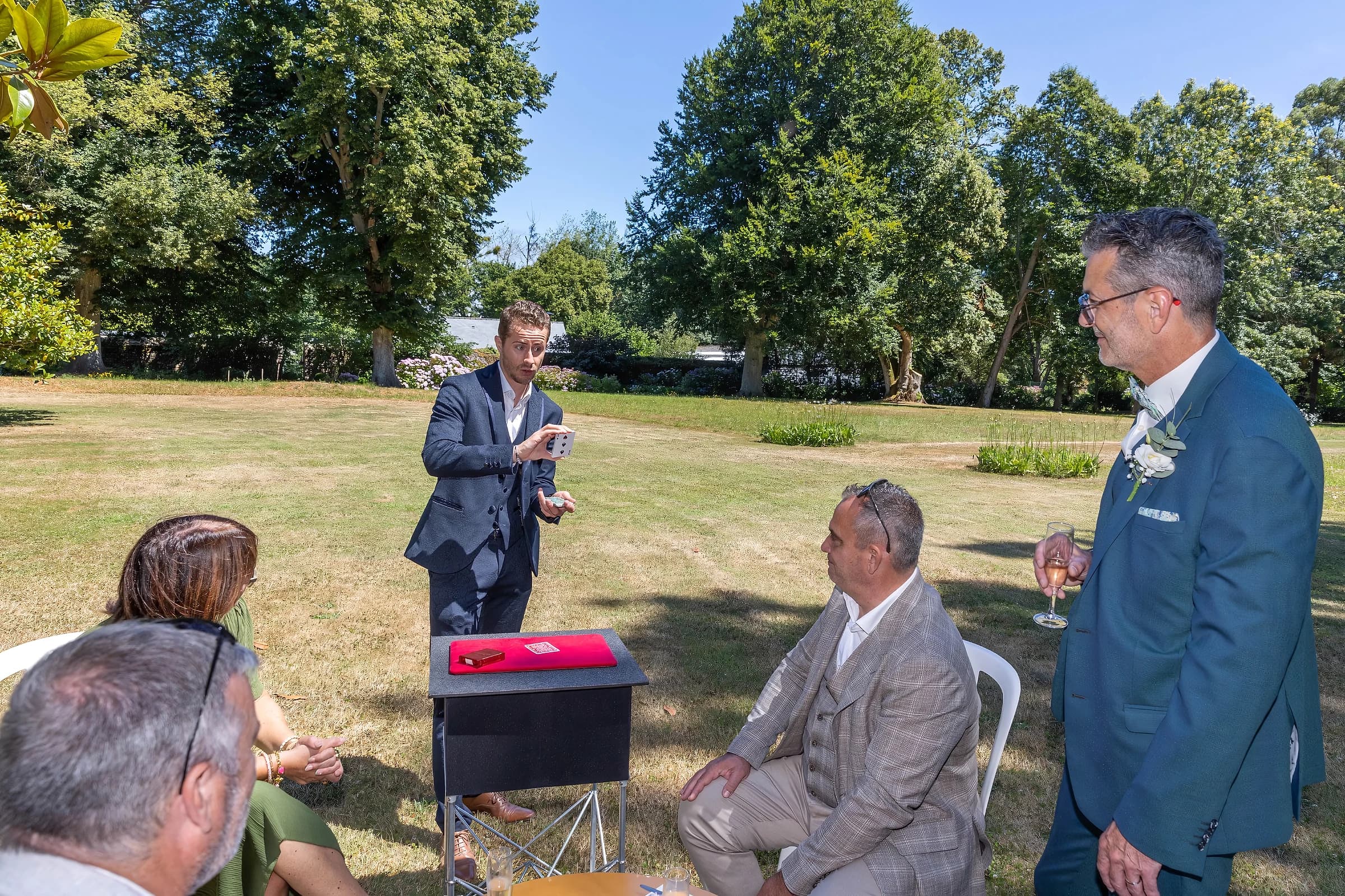 Julien Lambert présente un tour à des invités, dans le parc d'un domaine
