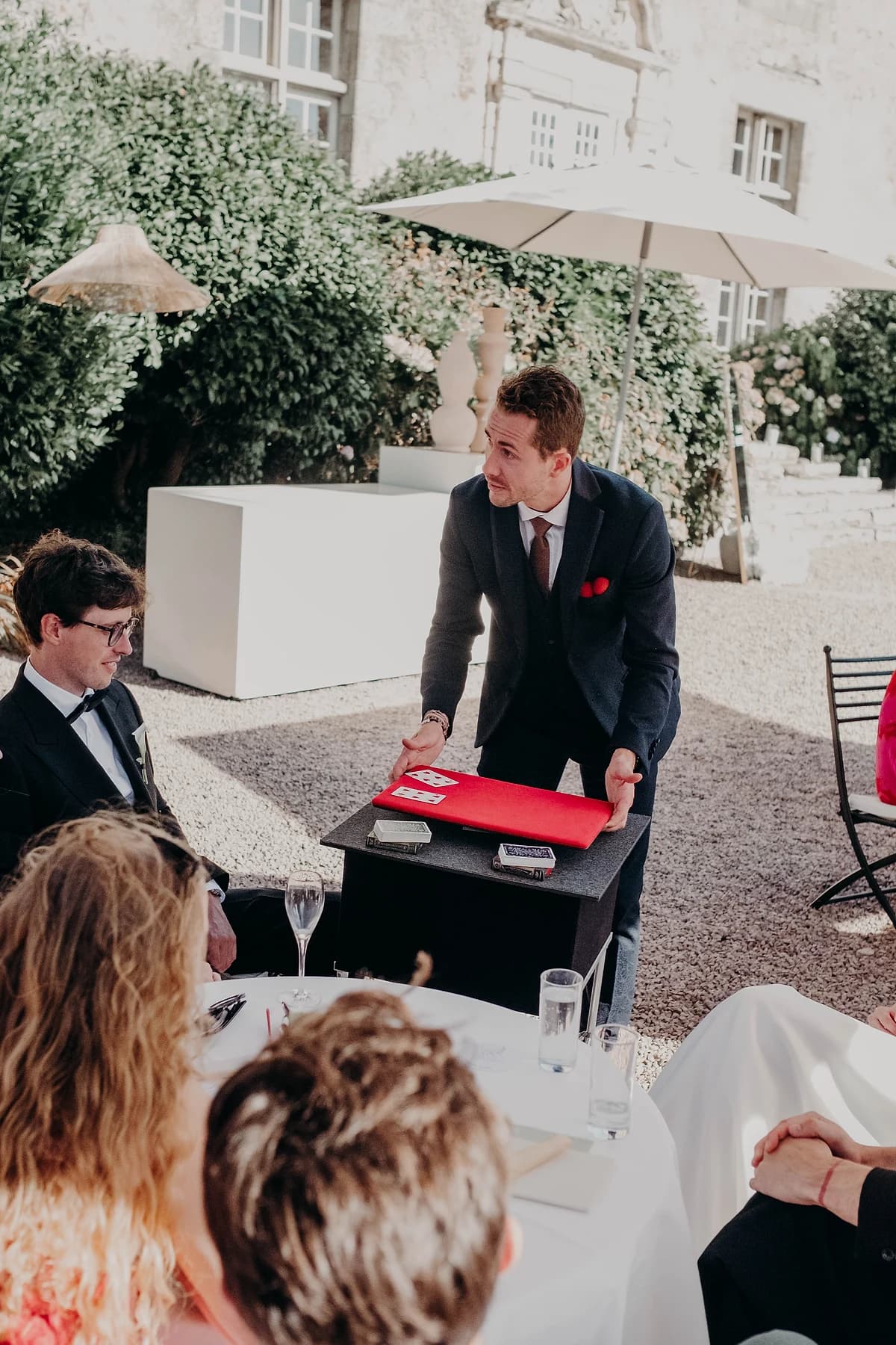 Un petit groupe d'invités réuni autour de la table de Julien Lambert